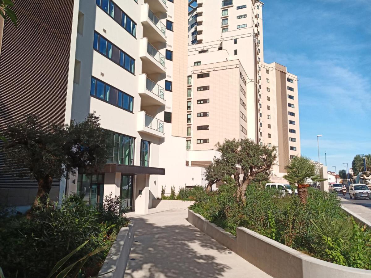 Kings Wharf Quay29 - Large Studio Apartment With 3 Pools - Gym - Rock Views - Holiday And Short Let Apartments In 直布罗陀 外观 照片